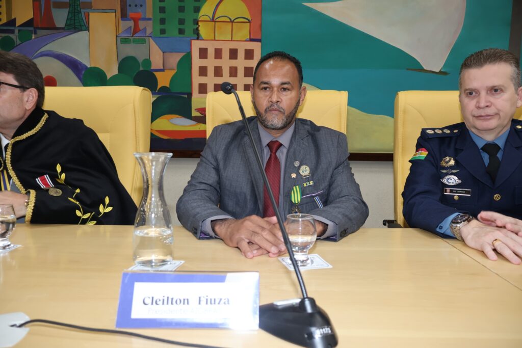 Cleilton Fiúza, presidente da AICBRAS, à mesa de honra