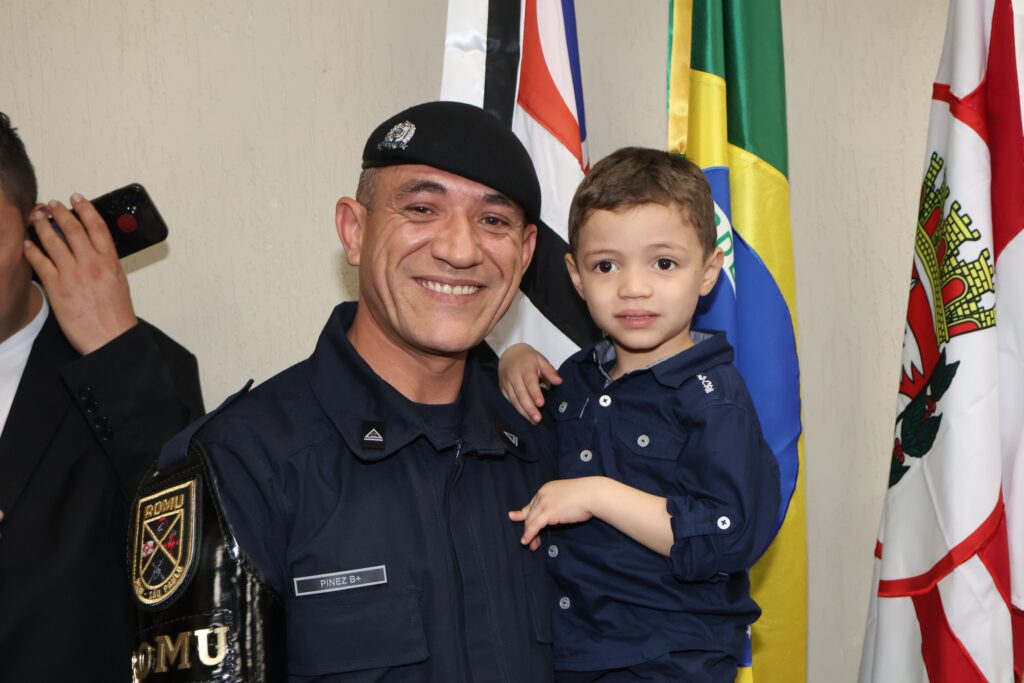 Guarda da Romu com o filho no colo durante as fotos da homenagem