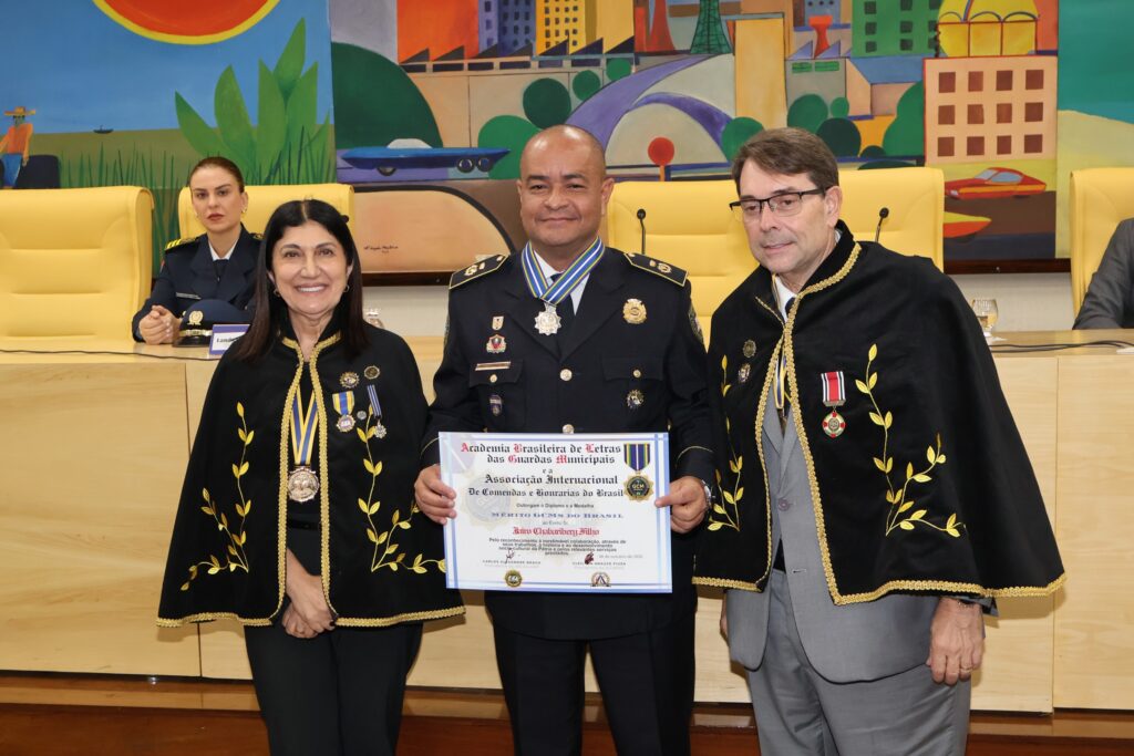 Comandante-geral Jairo Chabaribery Filho recebe colar e diploma Mérito GCMs do Brasil