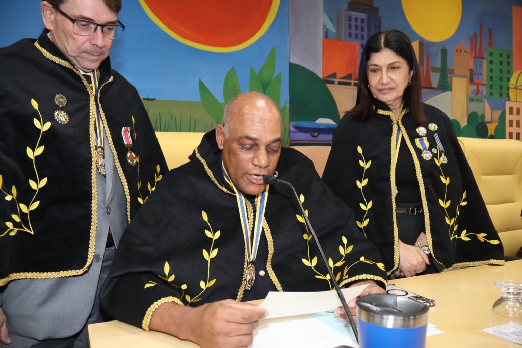 Leitura do termo de posse do novo acadêmico da ABLAGUAM