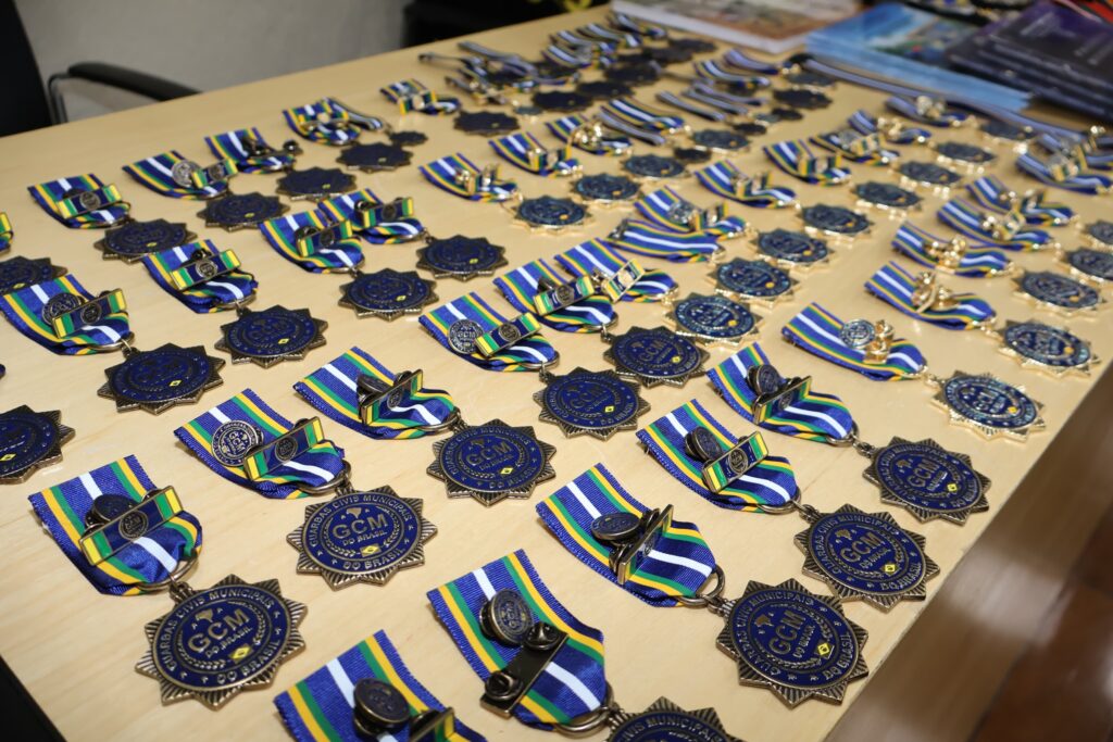 Medalhas da AICBRAS e da ABLAGUAM organizadas na mesa da cerimônia
