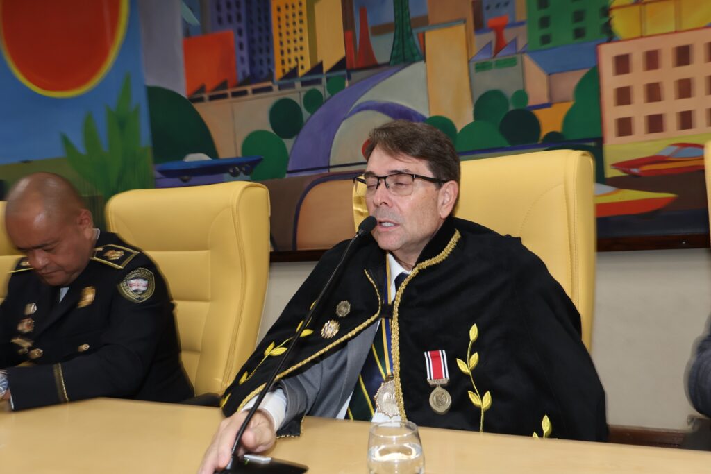 Cmte. Braga durante o discurso à mesa de honra