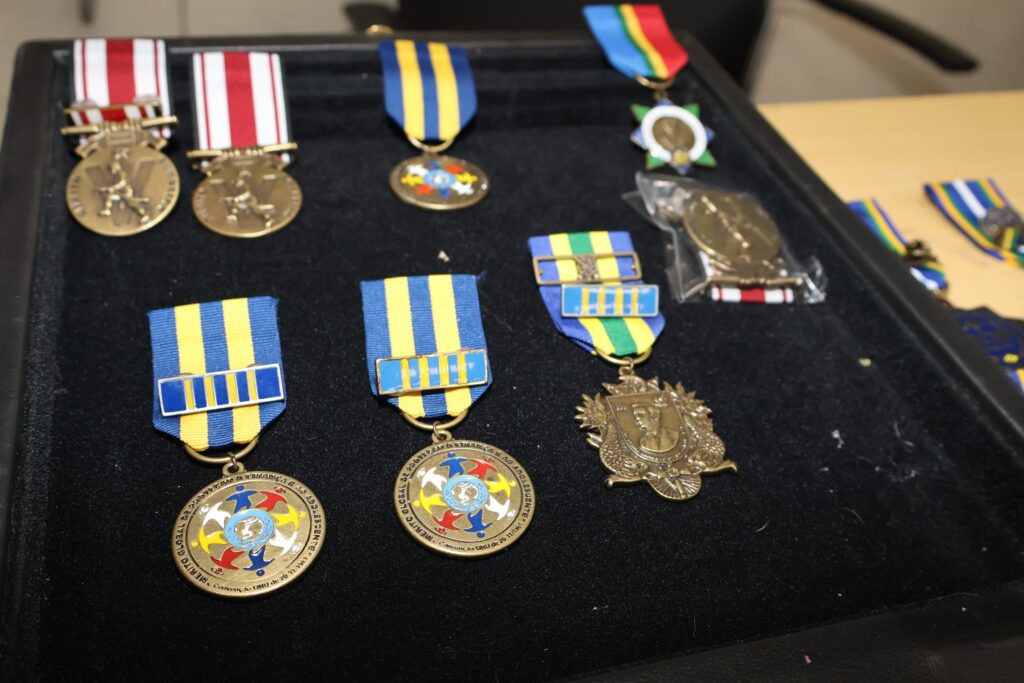 Detalhe das medalhas e condecorações entregues na sessão solene