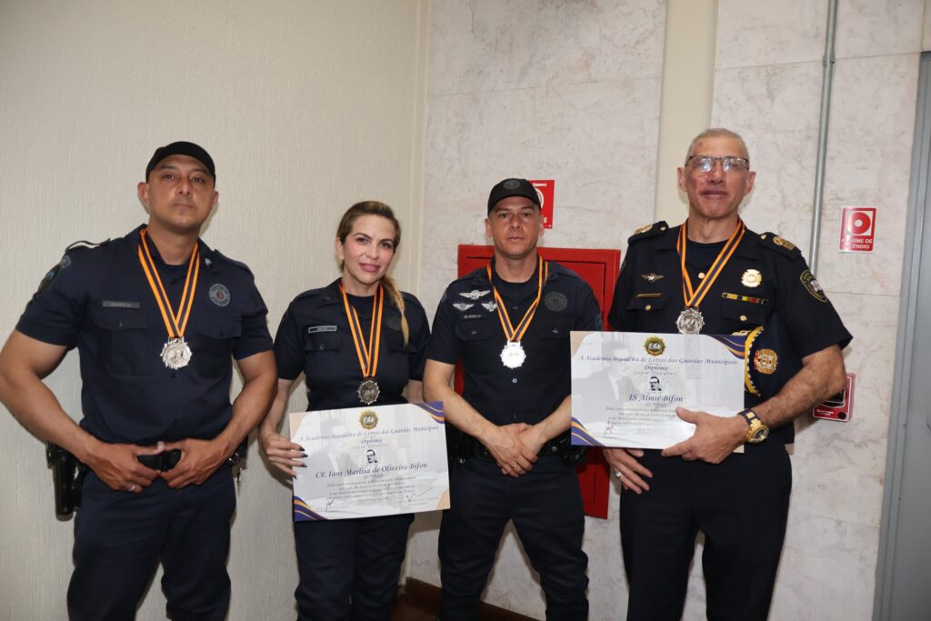 Homenageados com medalhas e diplomas após a entrega