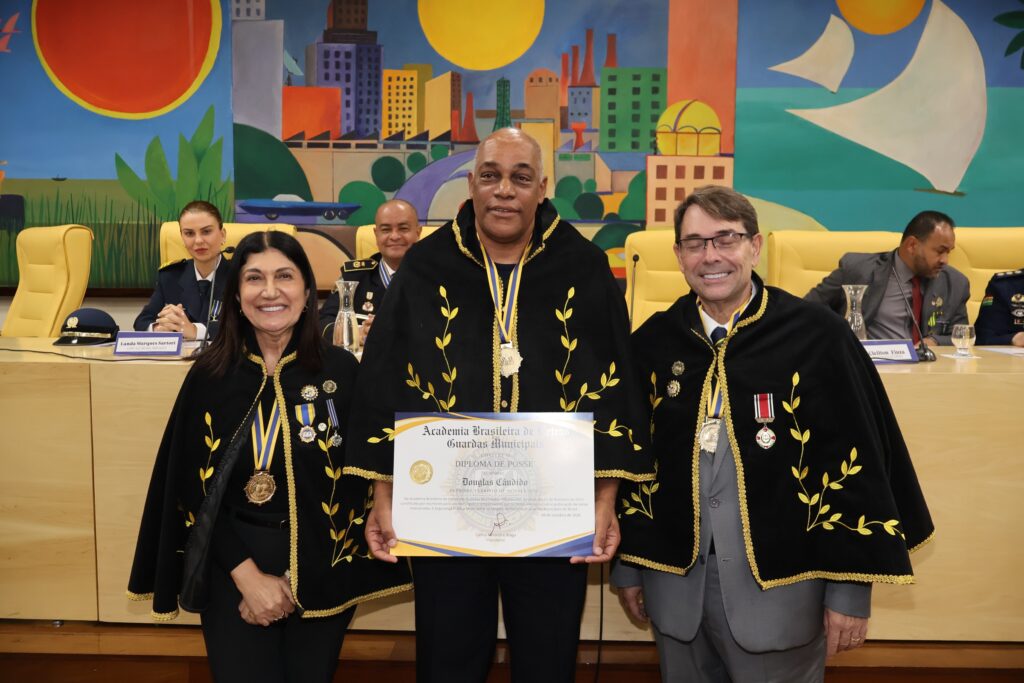 Douglas Cândido recebe o diploma de posse ao lado de Zaini Asaf e do Cmte. Braga