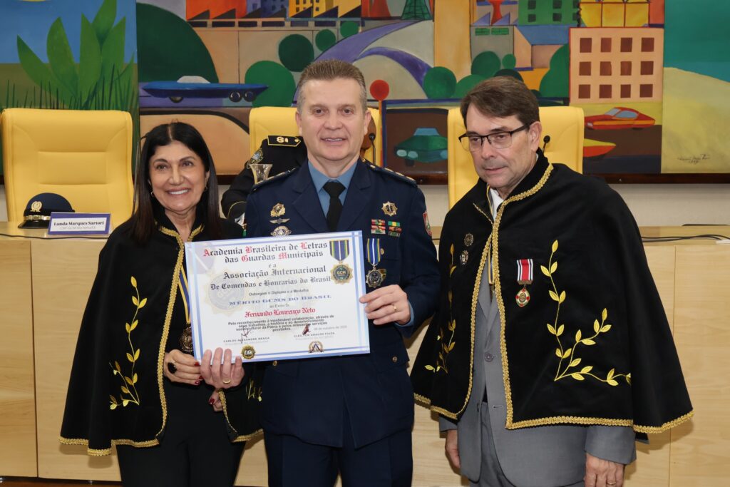 Inspetor Fernando Lourenço recebe diploma