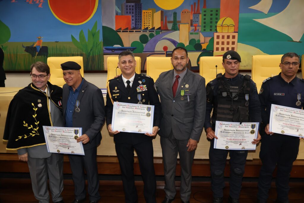 Grupo de homenageados com o Cmte. Braga no palco