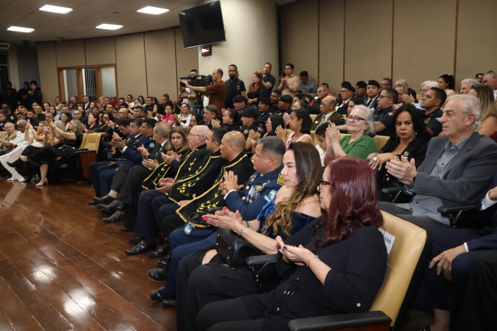 Plateia aplaude durante a sessão solene