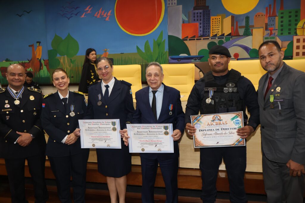 Foto coletiva dos homenageados na sessão solene