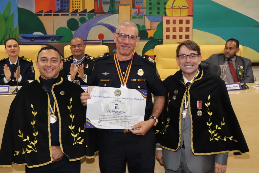 Homenageado recebe diploma e comenda das mãos do Cmte. Braga