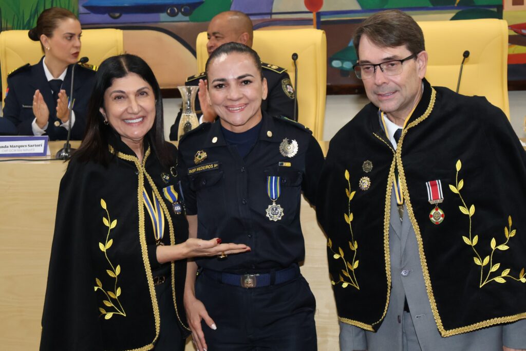Inspetora Selene Medeiros da Rocha recebe diploma
