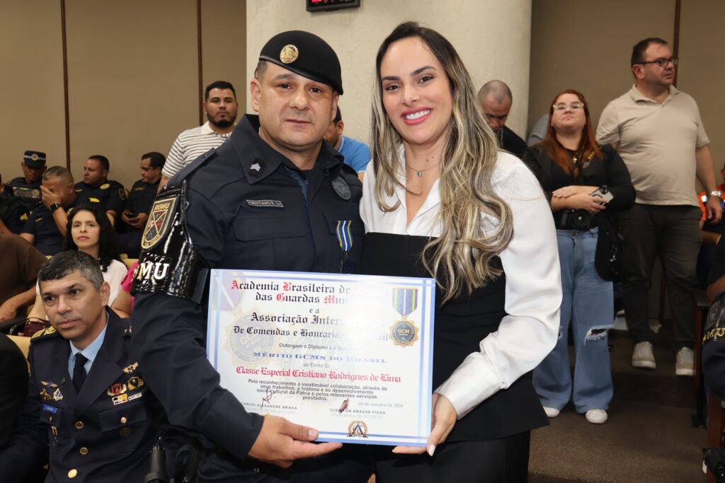 Guarda da Romu posa com a esposa e o diploma da comenda