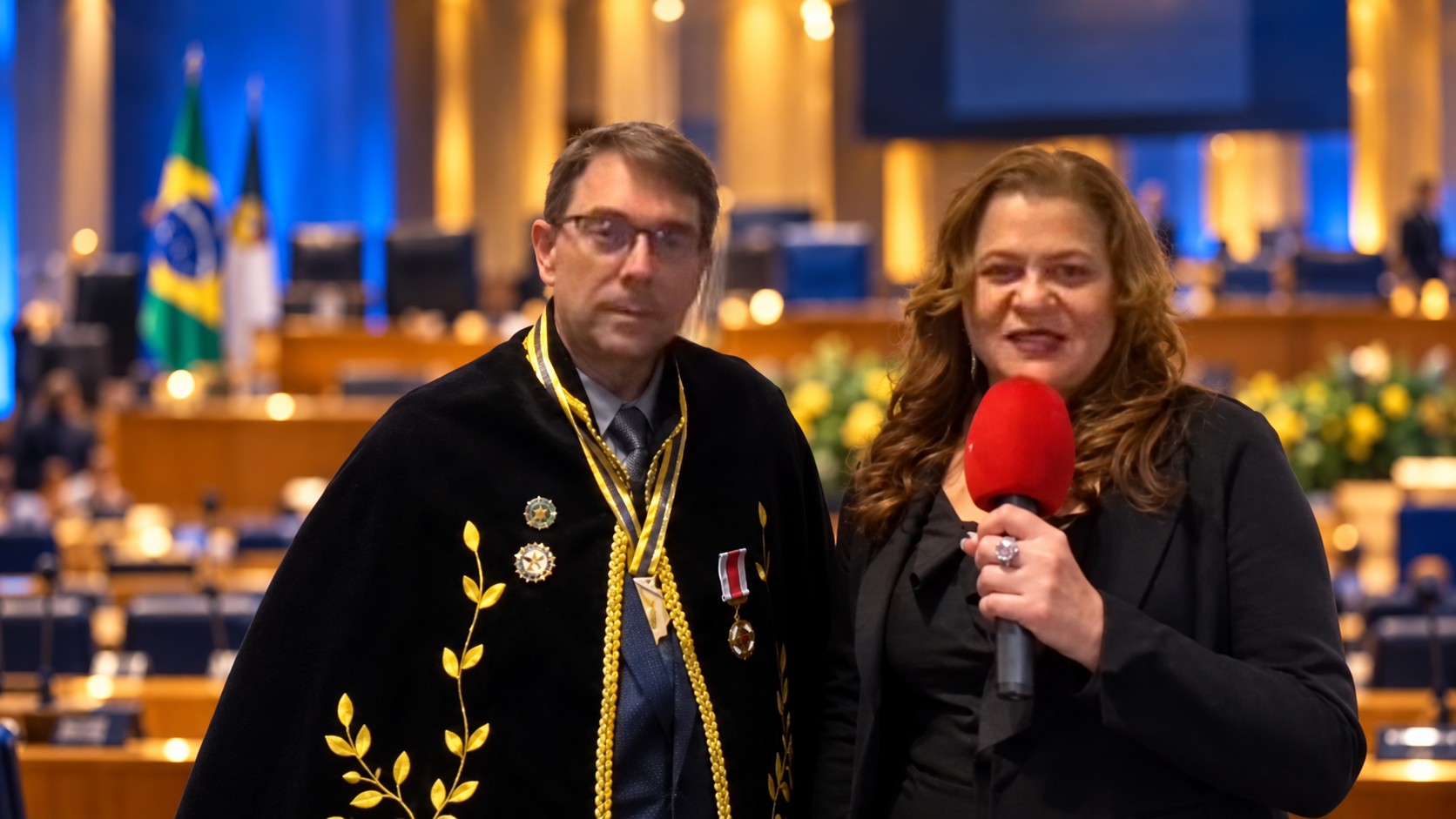 Comandante Braga, de beca da ABLAGUAM, em entrevista à repórter do Portal G7 na Câmara Municipal de São Paulo