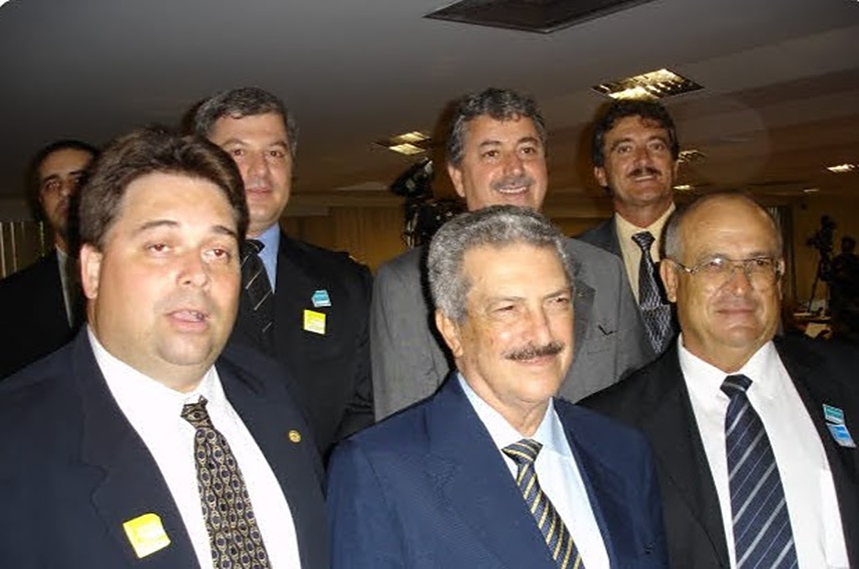 Registro histórico da apresentação do projeto que criou o Dia da Guarda Municipal, com o senador Romeu Tuma e lideranças das guardas municipais